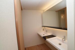 a bathroom with two sinks and a mirror at 駐車場無料 Nagoya Hostel The Three Smiles Free Car Park in Nagoya