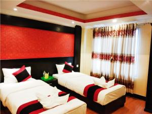 Voodi või voodid majutusasutuse Kathmandu Regency Hotel toas