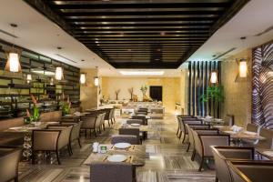 a dining room with tables and chairs and a restaurant at Boudl Al Sahafa in Riyadh