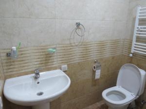 een badkamer met een wastafel en een toilet bij вилла in Tbilisi City