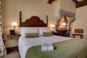 A bed or beds in a room at Airas Nunes by Pousadas de Compostela Még 16 kép