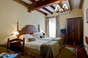 - une chambre avec un grand lit dans l'établissement Airas Nunes by Pousadas de Compostela, à Saint-Jacques-de-Compostelle