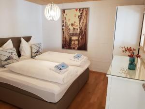 a bedroom with a bed with two towels on it at Ferienwohnung TREIBGUT in Uhldingen-Mühlhofen