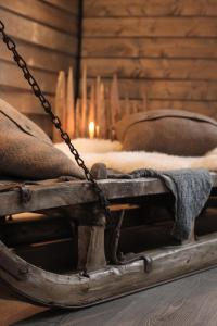 een schommel met kussens en een kaars in een kamer bij Olkka ranch in Mustakulkkula
