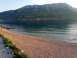 una spiaggia con vista sull'acqua e sulla montagna di Accommodation Old Town Vitaic a Korčula
