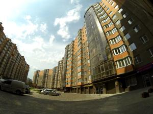 ヴィーンヌィツャにあるApartamienty v "Riezidientsii-8"の高層ビル横の駐車場