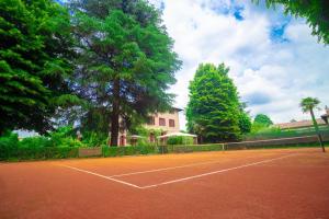 Tenis a/nebo squash v ubytování B & B Villa dell’Usignolo nebo okolí
