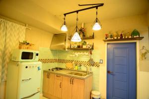 uma cozinha com um frigorífico branco e um lavatório em Residence Unicorn em Seul