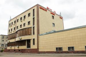 un edificio sul lato di una strada di Belon Life Hotel a Astana