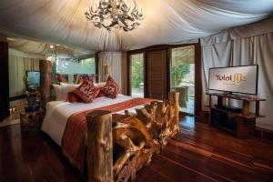 una camera con un grande letto e un letto estraibile Sidx Sidx Sidx Sidx. di Telal Resort Al Ain a Al Ain