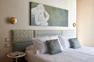 a bedroom with a bed with a painting above it at Palazzo Morosini Degli Spezieri - Apartments in Venice