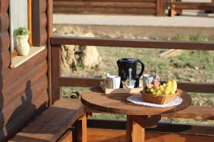 einen Tisch mit einem Obstkorb auf einer Veranda in der Unterkunft Villaggio San Demetrio in Carlentini