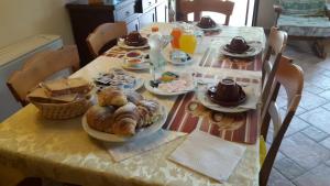 TrentinaraにあるB&B Cortinaのテーブル(朝食用の食品、ドリンク付)