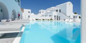 una piscina con edificios blancos en el fondo en Antoperla Luxury Hotel & Spa, en Perissa