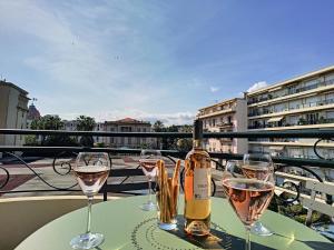 einen Tisch mit Gläsern Wein auf dem Balkon in der Unterkunft Nestor&Jeeves - FIORA PARADISE TERRACE - Central - Very close sea in Nizza