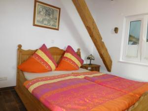 ファーレルにあるLindenhof-Dangastのベッドルーム1室(カラフルな枕と窓付)