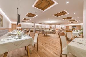 A restaurant or other place to eat at Hotel Regina