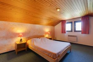 Ένα ή περισσότερα κρεβάτια σε δωμάτιο στο Vacancéole - Résidence Saint Christophe