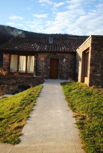een stenen huis met een pad dat er naar toe leidt bij Casa Rural "Can Soler de Rocabruna" Camprodon in Rocabruna