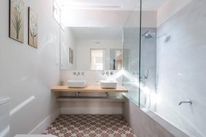 Koupelna v ubytování Impressive Apartment in Madrid Center by Batuecas + 13 fotografií