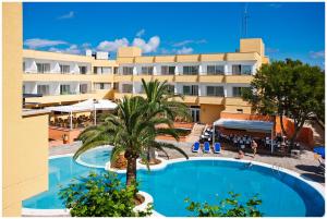 The swimming pool at or close to Sagitario Playa