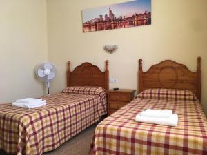 Ένα ή περισσότερα κρεβάτια σε δωμάτιο στο Hostal La Fuente