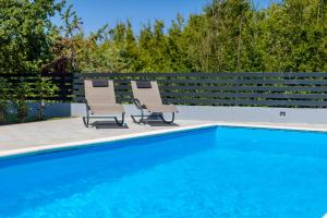 Der Swimmingpool an oder in der Nähe von Villa Neda