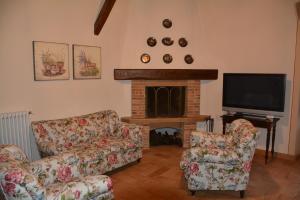Lugnano in TeverinaにあるLe Ghiandeのリビングルーム(椅子2脚、暖炉付)