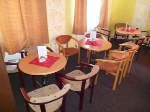 un groupe de tables et de chaises dans une pièce dans l'établissement Penzion Adria, à Turčianske Teplice