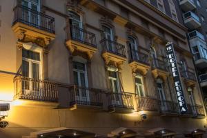 um hotel com uma placa na lateral de um edifício em Hotel Europa em Albacete