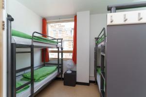 Katil dua tingkat atau katil-katil dua tingkat dalam bilik di YHA London Central