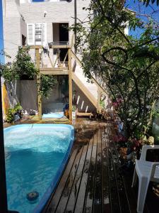 The swimming pool at or close to Kitnet Barra de Ibiraquera
