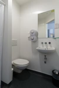 A bathroom at YHA London Central