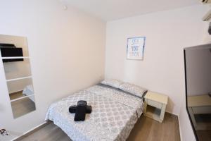 Ein Bett oder Betten in einem Zimmer der Unterkunft אורנס פלייס-Oren's Place