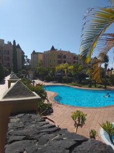 サンタ・ウルスラにあるAcogedor Tenerife Norteのリゾートの中央にあるスイミングプール