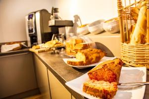 a kitchen with two slices of bread on a counter at Hôtel Restaurant Splendid Camargue in Le Grau-du-Roi