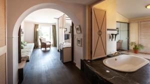 Habitación con baño con bañera grande. en Hotel Hirschen in Freiburg-Lehen, en Freiburg im Breisgau