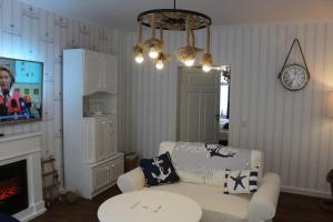 ハーフェルベルクにあるDompanorama- Luxuriöse FeWoのリビングルーム(白いソファ、暖炉付)