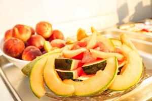 a plate of fruit with a bowl of apples at Hôtel Restaurant Splendid Camargue in Le Grau-du-Roi