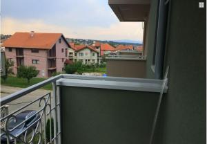 een balkon met uitzicht op een huis bij Apartman Leon - preko puta Akva Parka in Vrnjačka Banja