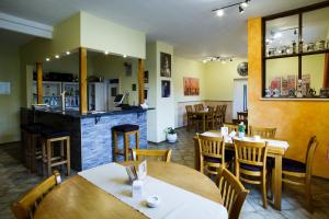 un ristorante con tavoli e sedie e un bar di Landgasthaus Queen Victoria a Stadtilm