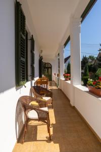 Un balcon sau o terasă la Vaj Bisztró és Vendégház +49 fotografii