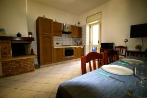 een keuken en eetkamer met een tafel en een eetkamer bij Apt Riviera degli Haethey in Otranto