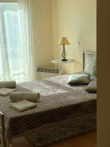 een slaapkamer met een groot bed met kussens erop bij Varandas da Barreta in Olhão