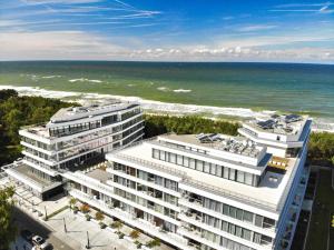 uma vista aérea de um edifício junto ao oceano em Dune B - FAF em Mielno