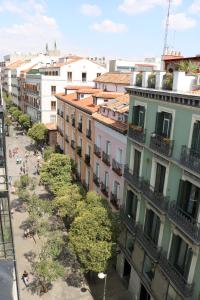 einen Luftblick auf eine Stadtstraße mit Gebäuden in der Unterkunft Fuencarral Rooms in Madrid