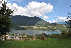 vistas a un lago con montañas en el fondo en Piccolo Paradiso, en Calceranica al Lago