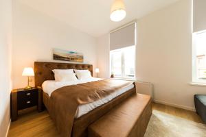 Kessel-LoB&B Daya的一间带一张大床和两扇窗户的卧室