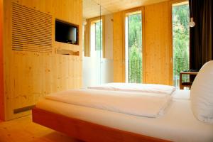 Postel nebo postele na pokoji v ubytování Alpenhotel Ammerwald