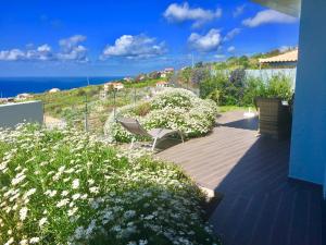 un patio con vista al mar en Villa Pinheira II, en Estreito da Calheta